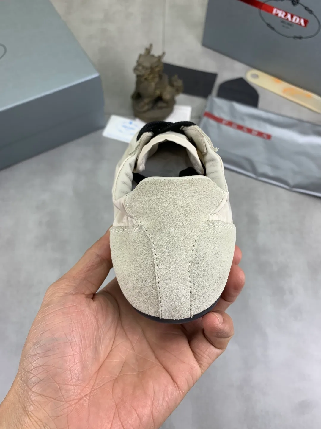 Men's shoes 💰P500💰【New style】hot style is on the official website, 🆘 Trendy brand (Prada) mainly promotes hot style, avant-garde and versatile fashion men's shoes private version mold opening, cowhide surface splicing 1:1 replica... fashionable and simple, original imported cowhide lining cowhide feet; the atmosphere and personality are more fashionable, eye-catching and pursuing class. It will subvert the old idea and be a must-have for fashion trendsetters with you! Must keep it for yourself! Tall and comfortable, large and low, high-end quality workmanship. Size: 38-44; 6️⃣colors available.